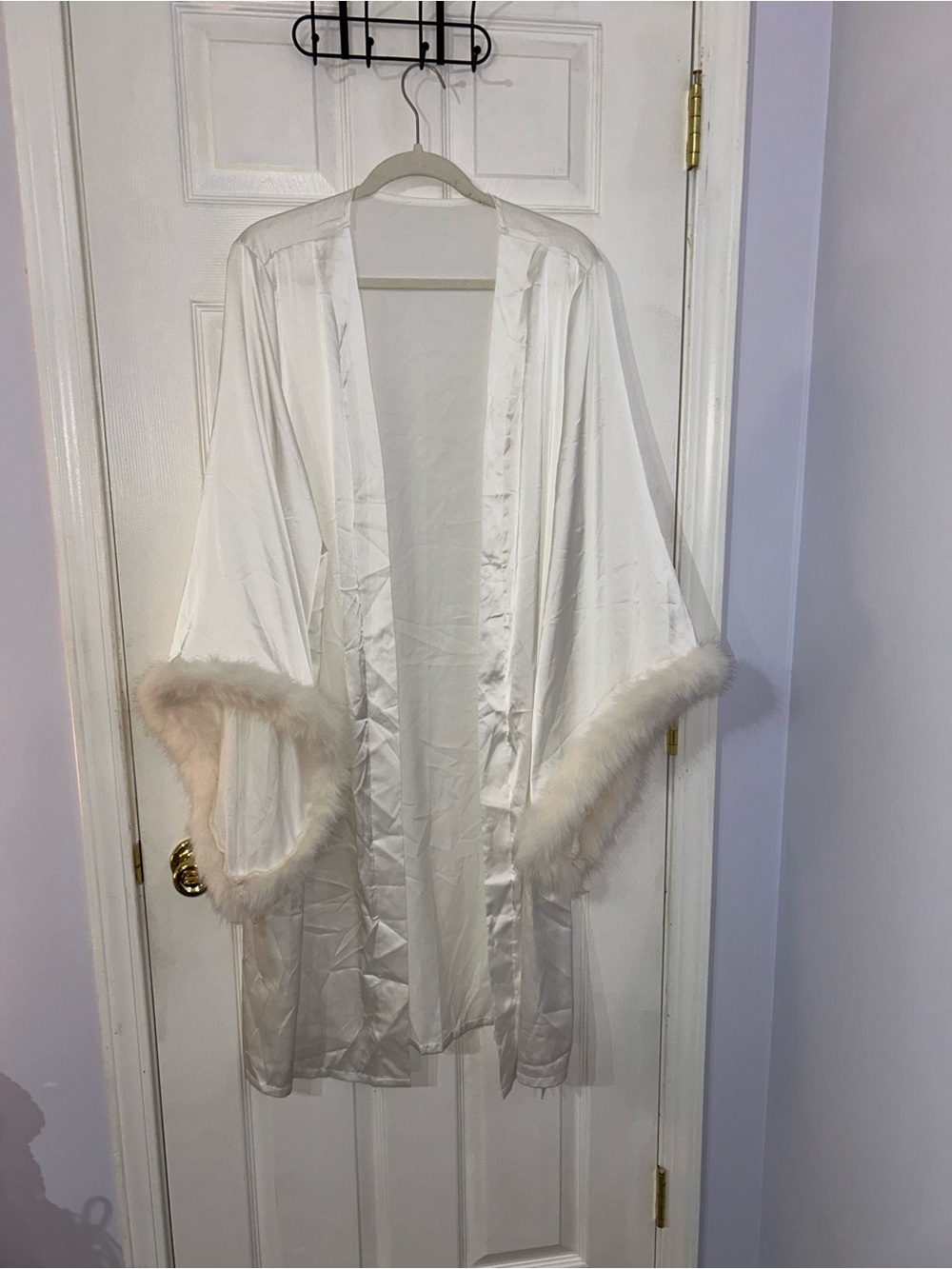 NWT- Silkola- Satin White Robe with Faux Fur Trim- 2xl